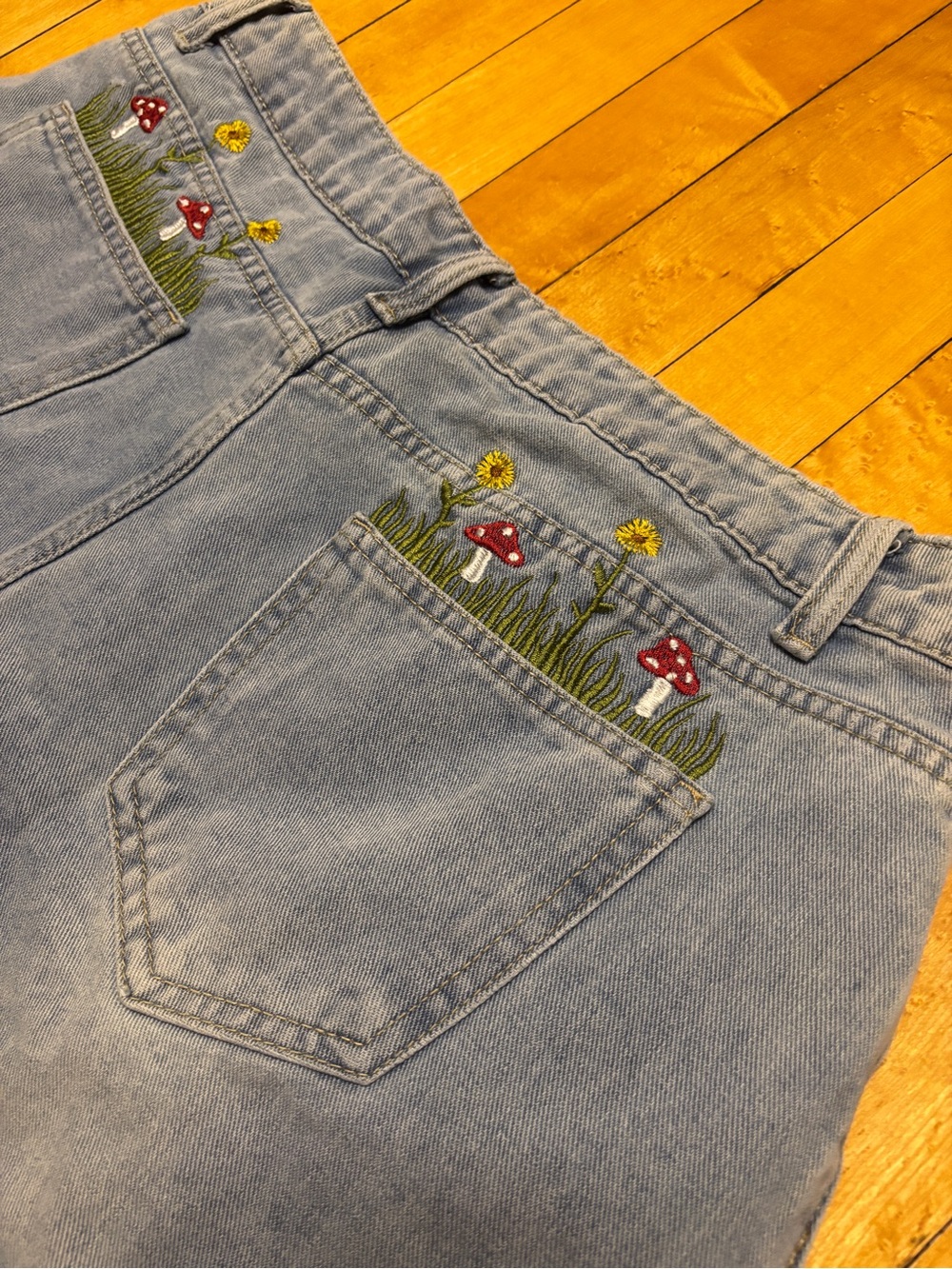 EUC High-Rise Mushroom & Sunflower Embroidered Jean Shorts | Women’s 12-14 XL - Picture 4 of 16